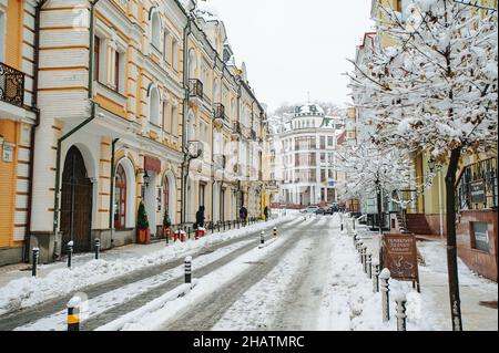 Kiew, Ukraine - 13. Dezember 2018: Alte moderne historische gehobene Stadt Bunte Straßenbauten der Stadt Kiew in Podil, dem luxuriösen Viertel Wozdvy Stockfoto