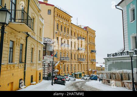 Kiew, Ukraine - 13. Dezember 2018: Alte moderne historische gehobene Stadt Bunte Straßenbauten der Stadt Kiew in Podil, dem luxuriösen Viertel Andree Stockfoto