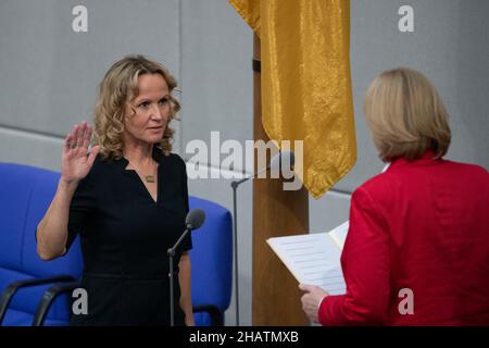 Berlin, Deutschland. 08th Dez 2021. Steffi LEMKE (Buendnis 90/die Grünen, Bundnis 90/die Grunen), Bundesumweltministerin, Plenarsitzung 5th des Deutschen Bundestages mit der Wahl und Vereidigung von Bundeskanzlerin und Bundesministern, Deutscher Bundestag am 8th. Dezember in Berlin. 2021 Credit: dpa/Alamy Live News Stockfoto