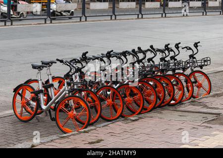 Stadtverleih Fahrräder auf der Straße. Stockfoto