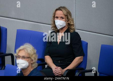 Berlin, Deutschland. 08th Dez 2021. Steffi LEMKE (Buendnis 90/die Grünen, Bundnis 90/die Grunen), Bundesumweltministerin, Plenarsitzung 5th des Deutschen Bundestages mit der Wahl und Vereidigung von Bundeskanzlerin und Bundesministern, Deutscher Bundestag am 8th. Dezember in Berlin. 2021 Credit: dpa/Alamy Live News Stockfoto