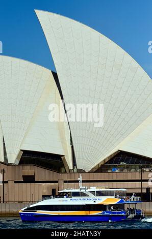 Eine Fähre fährt an der Oper von Sydney vorbei und an einem sonnigen Tag Stockfoto