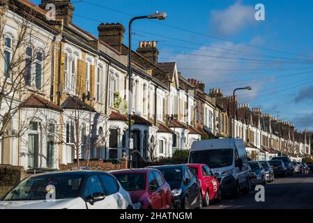 Reihe von Terrassenhäusern, Cairo Road, E17, Walthamstow, London, England, Großbritannien Stockfoto