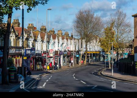 Eine Reihe von Häusern und Geschäften in der Hoe Street, Walthamstow, London, England, Großbritannien Stockfoto