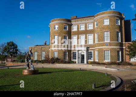 Hauptfassade der William Morris Gallery, einem georgianischen Haus, das die Arbeit des Arts and Crafts-Designers Walthamstow, London, England, Großbritannien, feiert Stockfoto