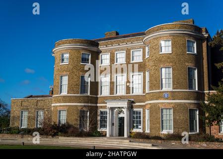 Hauptfassade der William Morris Gallery, einem georgianischen Haus, das die Arbeit des Arts and Crafts-Designers Walthamstow, London, England, Großbritannien, feiert Stockfoto