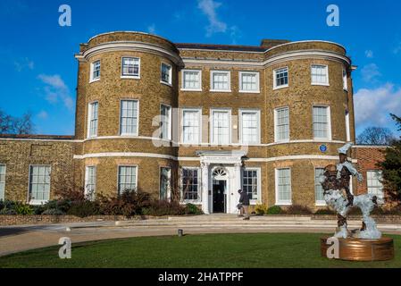 Hauptfassade der William Morris Gallery, einem georgianischen Haus, das die Arbeit des Arts and Crafts-Designers Walthamstow, London, England, Großbritannien, feiert Stockfoto