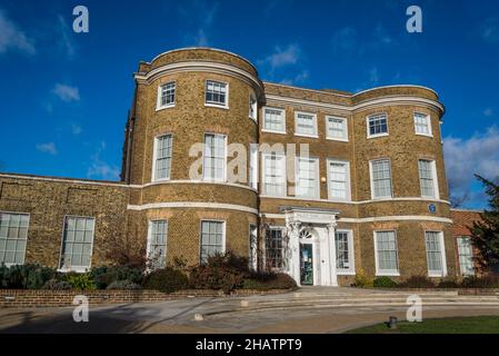 Hauptfassade der William Morris Gallery, einem georgianischen Haus, das die Arbeit des Arts and Crafts-Designers Walthamstow, London, England, Großbritannien, feiert Stockfoto