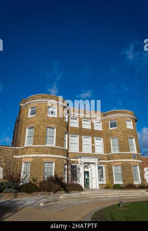 Hauptfassade der William Morris Gallery, einem georgianischen Haus, das die Arbeit des Arts and Crafts-Designers Walthamstow, London, England, Großbritannien, feiert Stockfoto