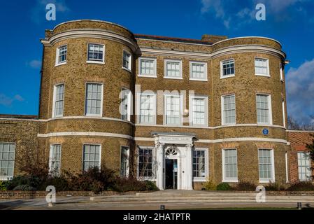 Hauptfassade der William Morris Gallery, einem georgianischen Haus, das die Arbeit des Arts and Crafts-Designers Walthamstow, London, England, Großbritannien, feiert Stockfoto