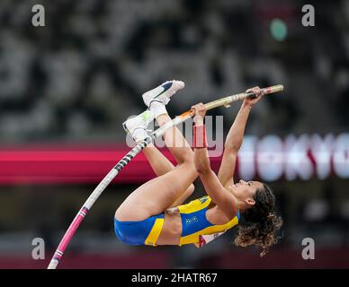 Angelica Bengtsson nimmt an den Olympischen Spielen 2020 in Tokio in der Disziplin „Stabhochsprung“ Teil. Stockfoto