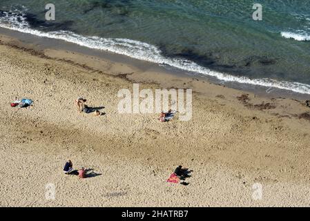 Luftaufnahme über Catalans Beach oder Plage des Catalans an der Küstenstraße mit mediterraner Meeresküste Marseille Provence Frankreich Stockfoto