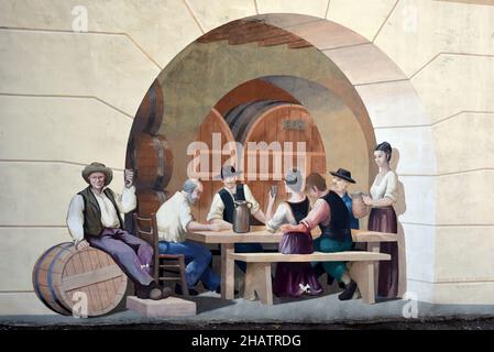 Wandmalereien oder Wandmalereien auf der Weinkellerei oder Vignerons de Carces zeigen historische Szenen von Menschen, die Wein im Keller trinken Carces Var Provence Frankreich Stockfoto