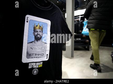 Aktenfoto vom 29-01-2020 eines Sergio Aguero Hattrick T-Shirts zum Verkauf. 16 - hat-Tricks für die Stadt. Ausgabedatum: Mittwoch, 15. Dezember 2021. Stockfoto