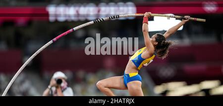 Angelica Bengtsson nimmt an den Olympischen Spielen 2020 in Tokio in der Disziplin „Stabhochsprung“ Teil. Stockfoto