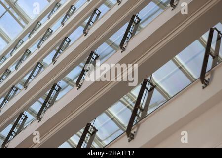 Fassade eines mehrstöckigen Gebäudes mit Glasbalkonen in der Nähe des Hintergrunds Stockfoto