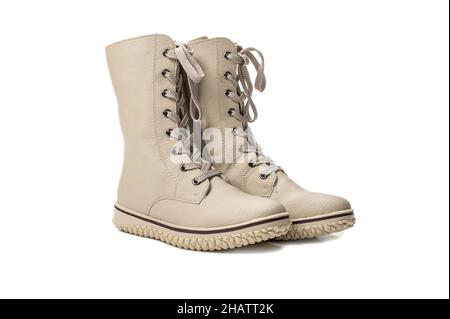 Stiefel mit hoher Schnürung. Beige Winterstiefel mit Schnürung. Isoliert auf weißem Hintergrund. Bequeme Winterstiefel für Frauen. Seitenansicht Stockfoto