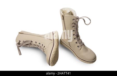 Stiefel mit hoher Schnürung. Winterstiefel beige mit Schnürung. Isoliert auf weißem Hintergrund. Seitenansicht von oben Stockfoto