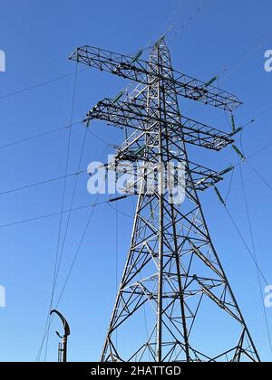 Sendeturm gegen den blauen Himmel Stockfoto