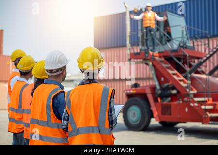 Professioneller Ingenieur-Manager demonstriert, um zu steuern und Auto zu transportieren Container Stockfoto