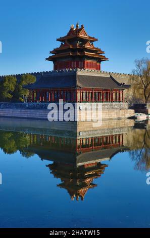 Spiegelung des nordwestlichen Wachturms der Verbotenen Stadt Peking auf dem Palastgraben Dezember 1 2021 Stockfoto