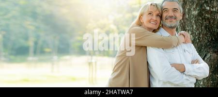 Aktiv glücklich und genießen Liebe Senioren Paar umarmen im Herbst Park Stockfoto
