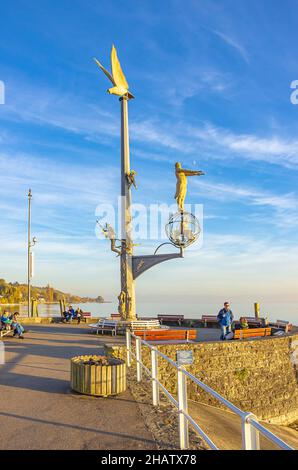 Magische Säule von Bildhauer Peter Lenk auf der Hafenmole in Meersburg am Bodensee, Baden-Württemberg, Deutschland. Stockfoto