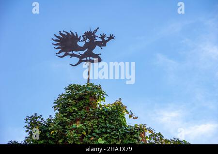 Meersburg am Bodensee, Baden-Württemberg, Deutschland: Wetterfahne in Form eines Narren auf dem Dach einer historischen Architektur. Stockfoto