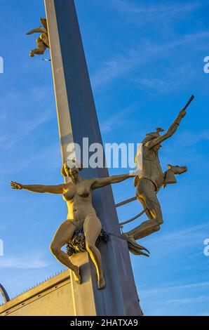 Magische Säule von Bildhauer Peter Lenk auf der Hafenmole in Meersburg am Bodensee, Baden-Württemberg, Deutschland. Stockfoto