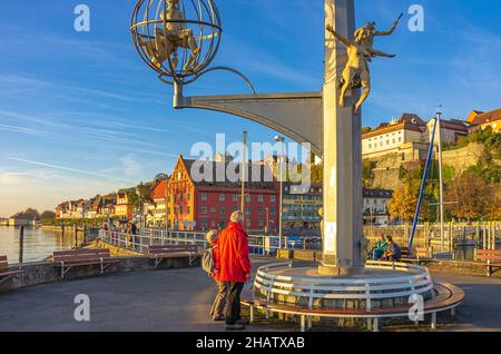 Magische Säule von Bildhauer Peter Lenk auf der Hafenmole in Meersburg am Bodensee, Baden-Württemberg, Deutschland. Stockfoto