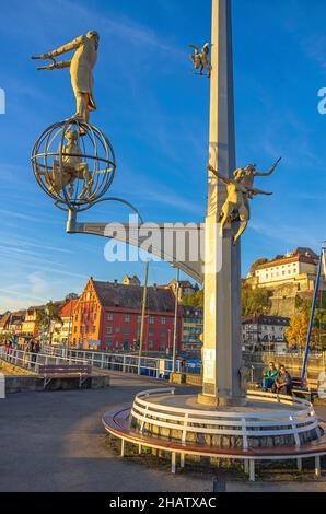 Magische Säule von Bildhauer Peter Lenk auf der Hafenmole in Meersburg am Bodensee, Baden-Württemberg, Deutschland. Stockfoto