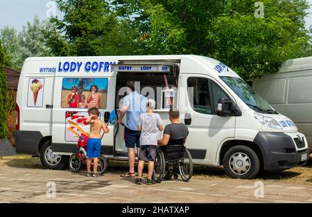 POZNAN, POLEN - 09. Jun 2018: Die Leute, die während einer Feuerwehrveranstaltung im Bezirk Stare Zegrze vor einem Lieferwagen Eis bestellen. Stockfoto