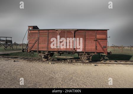 Alte Gefangene transportieren Wagen nach Auschwitz II - Birkenau, ehemaliges Nazi Konzentrations- und Vernichtungslager - Polen Stockfoto