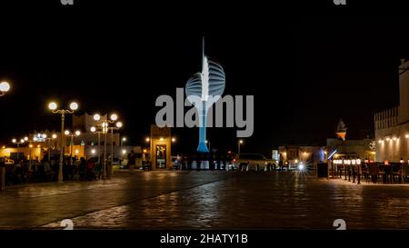 Wakrah, Katar - 12,2021. Dezember : Perlenumkreisel am wakrah-Souq, in der Nacht geschossen Stockfoto