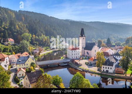 Blick auf Rozmberk nad Vltavou - kleine schöne Stadt in der Südböhmischen Region, Tschechische Republik Stockfoto