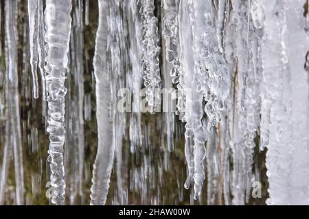 Viele Eiszapfen an der Wasserfall-Kaskade an der Ammer in Bayern Stockfoto