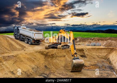 Bagger und Bagger bei der Arbeit auf der Baustelle Stockfoto