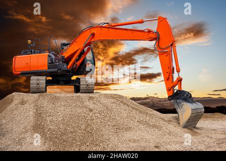 Bagger und Bagger bei der Arbeit auf der Baustelle Stockfoto