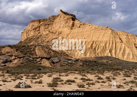 Felsformationen in der Zone Piskerra im Wüstengebiet Las Bardenas Reales in Navarra bei Sonnenuntergang, Spanien Stockfoto