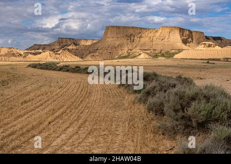 Piskerra-Zone mit einzigartigen Felsformationen im Wüstengebiet Las Bardenas Reales in Navarra bei Sonnenuntergang, Spanien Stockfoto