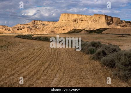 Piskerra-Zone mit einzigartigen Felsformationen im Wüstengebiet Las Bardenas Reales in Navarra bei Sonnenuntergang, Spanien Stockfoto