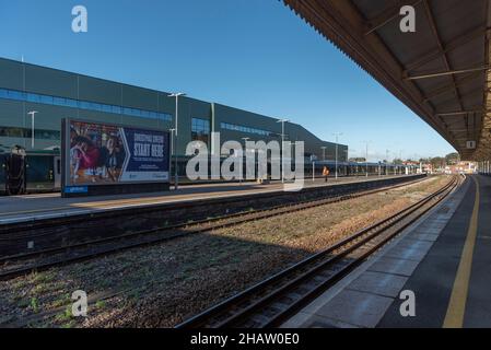 Exeter, Devon, England, Großbritannien. 2021. Bahnsteige von Exeter St Davids in der Region Great Western im West Country, Großbritannien. Stockfoto