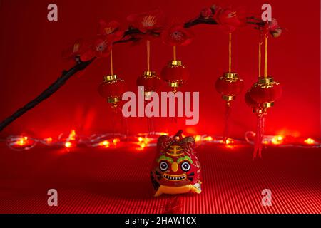 Tradition chinesische Stoffpuppe Tiger. 2022 Tiger Jahr. Stockfoto