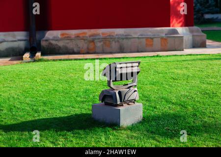 Spotlight installiert auf einer Wiese im Park . Garten-LED-Licht Stockfoto