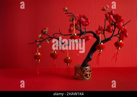 Chinesische Neujahrslaternen auf rotem Hintergrund. Chinesische Neujahrsfestdeko. Stockfoto