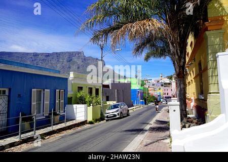 Bo-Kaap District, Cape Town, Südafrika - 14 December 2021 : markante helle Häuser im bo-kaap District von Kapstadt, Südafrika Stockfoto
