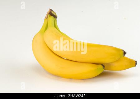 Drei Bananen auf weißem Hintergrund Stockfoto