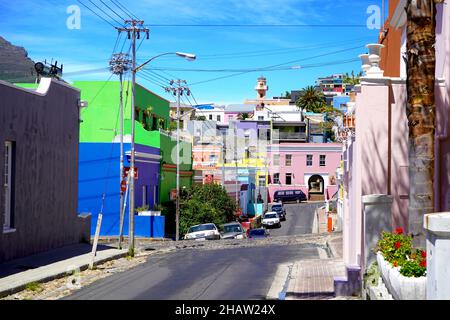 Bo-Kaap District, Cape Town, Südafrika - 14 December 2021 : markante helle Häuser im bo-kaap District von Kapstadt, Südafrika Stockfoto