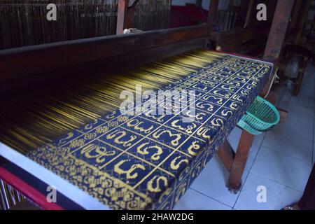 Alte indonesische Textilfabrik. Ausrüstung. Gewebeherstellung. Stockfoto