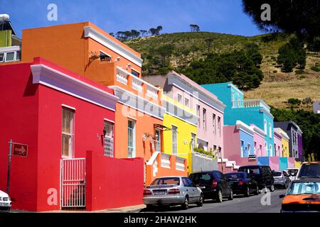 Bo-Kaap District, Cape Town, Südafrika - 14 December 2021 : markante helle Häuser im bo-kaap District von Kapstadt, Südafrika Stockfoto